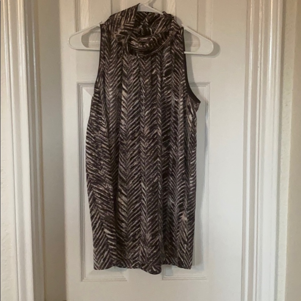 Turtle neck sleeveless blouse